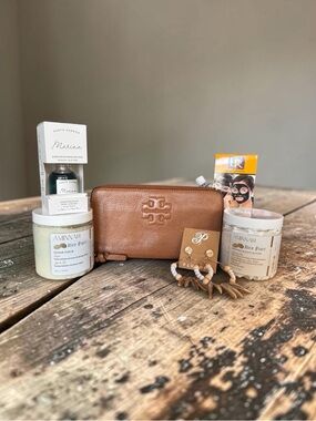 Tory Burch Leather Zip Around Wallet – Tan / Camel – Logo Wallet